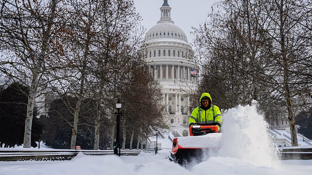 Las imágenes del temporal de nieve en Estados Unidos que dejó 11 muertos, apagones masivos y vuelos cancelados