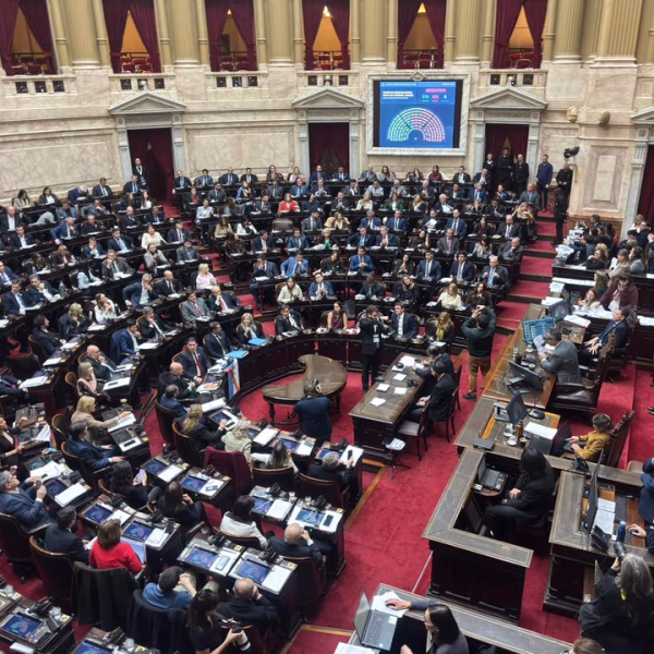 El Gobierno negocia con gobernadores para frenar la caída del DNU 70/23 y avanzar con el Presupuesto