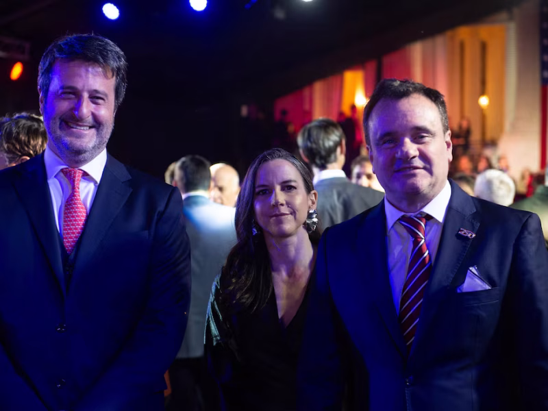 Los dos funcionarios mendocinos que estuvieron en la selecta fiesta de la Embajada de Estados Unidos
