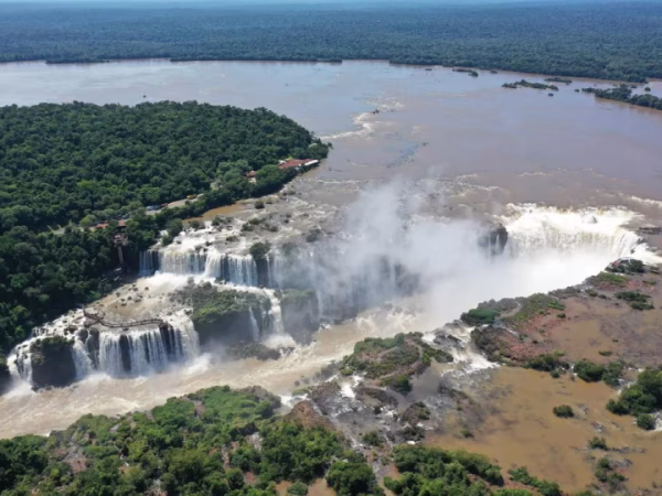 Cerraron la Garganta del Diablo: el río Iguazú superó los 8 millones de litros por segundo