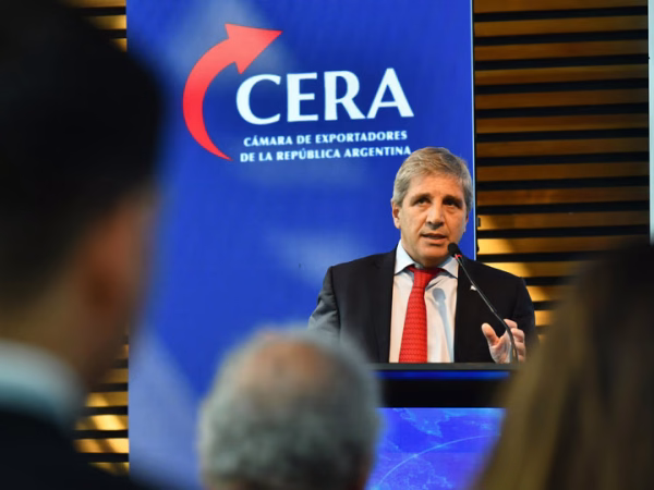 Caputo celebró que el Gobierno mantuvo el superávit fiscal en agosto