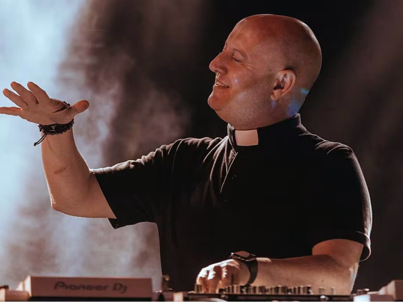 Finalmente, el Cura DJ se presentará en el Frank Romero Day