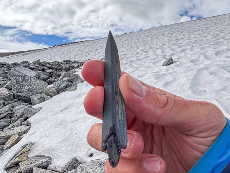Hallazgo en Noruega: el deshielo dejó al descubierto 48 armas prehistóricas
