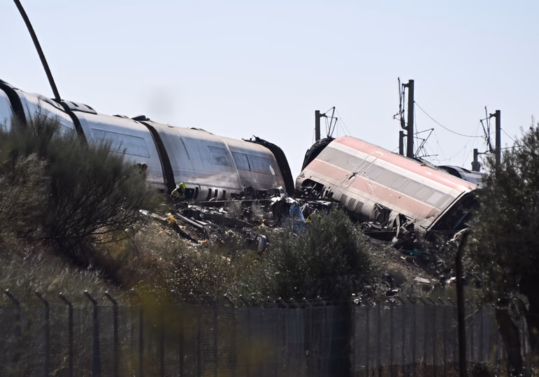 Tragedia ferroviaria en España: revelaron la velocidad a la que chocaron los trenes