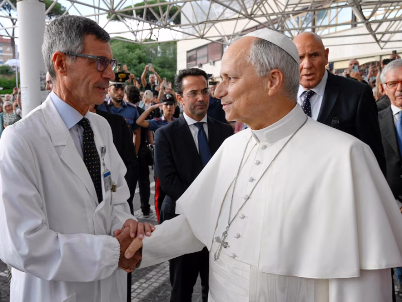 El cirujano que operó al papa León XIV dijo que puede viajar a la Argentina