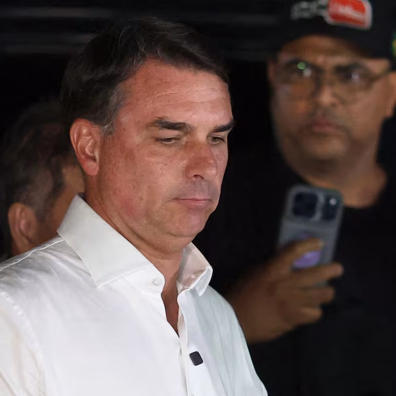 Migraciones confirmó que Flávio Bolsonaro salió de Argentina rumbo a Ecuador